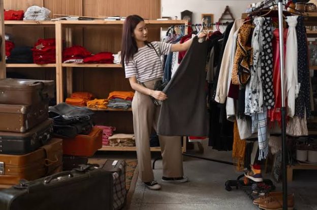 Matinya Fast Fashion di Lemari Gen Z: Saatnya Tren 'Upcycled Couture' dan Busana Personalisasi AI Menguasai Panggung Utama